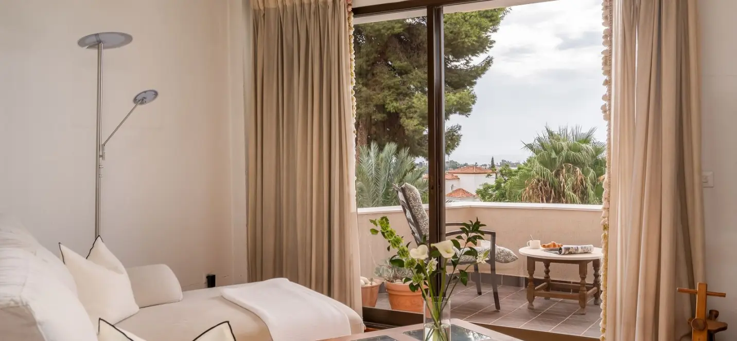 Продажа апартаментов на среднем этаже в Estepona 0