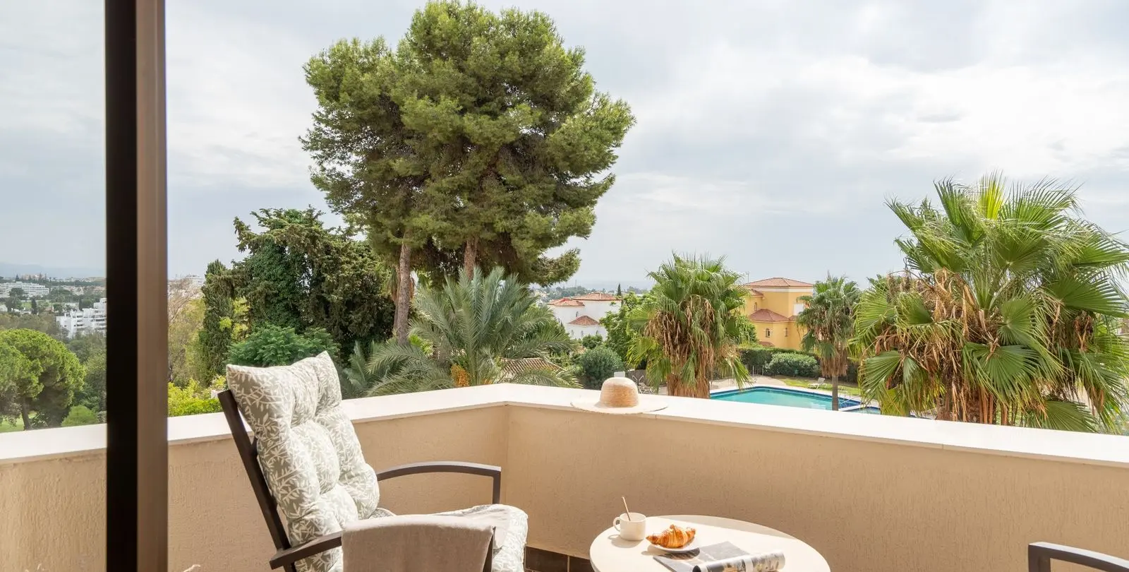 Venta de apartamento en planta media en Estepona 2