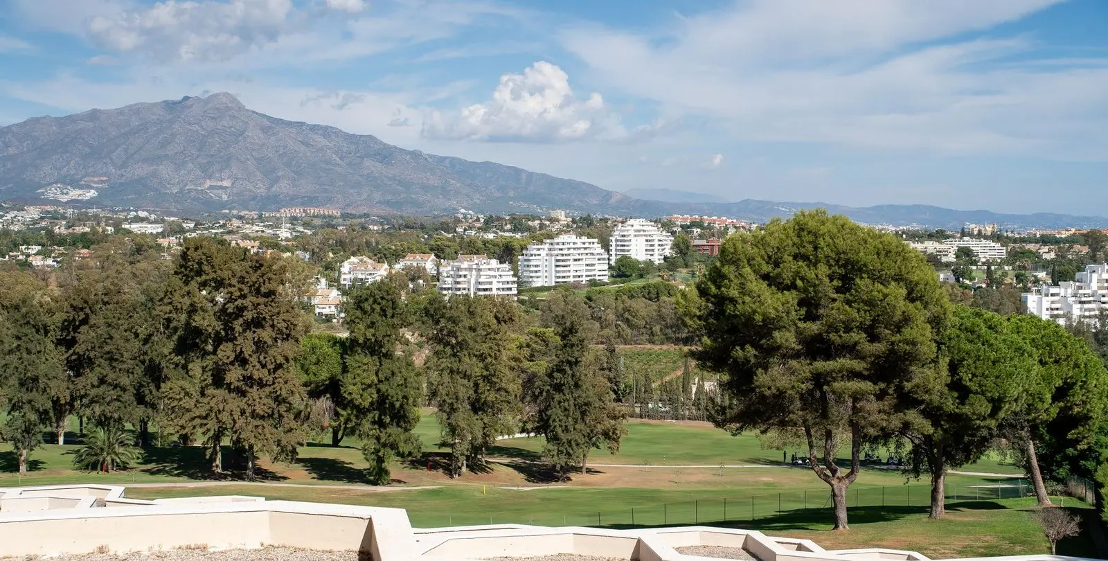Venta de apartamento en planta media en Estepona 3