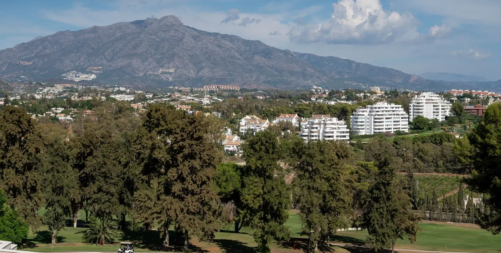 Venta de apartamento en planta media en Estepona 4