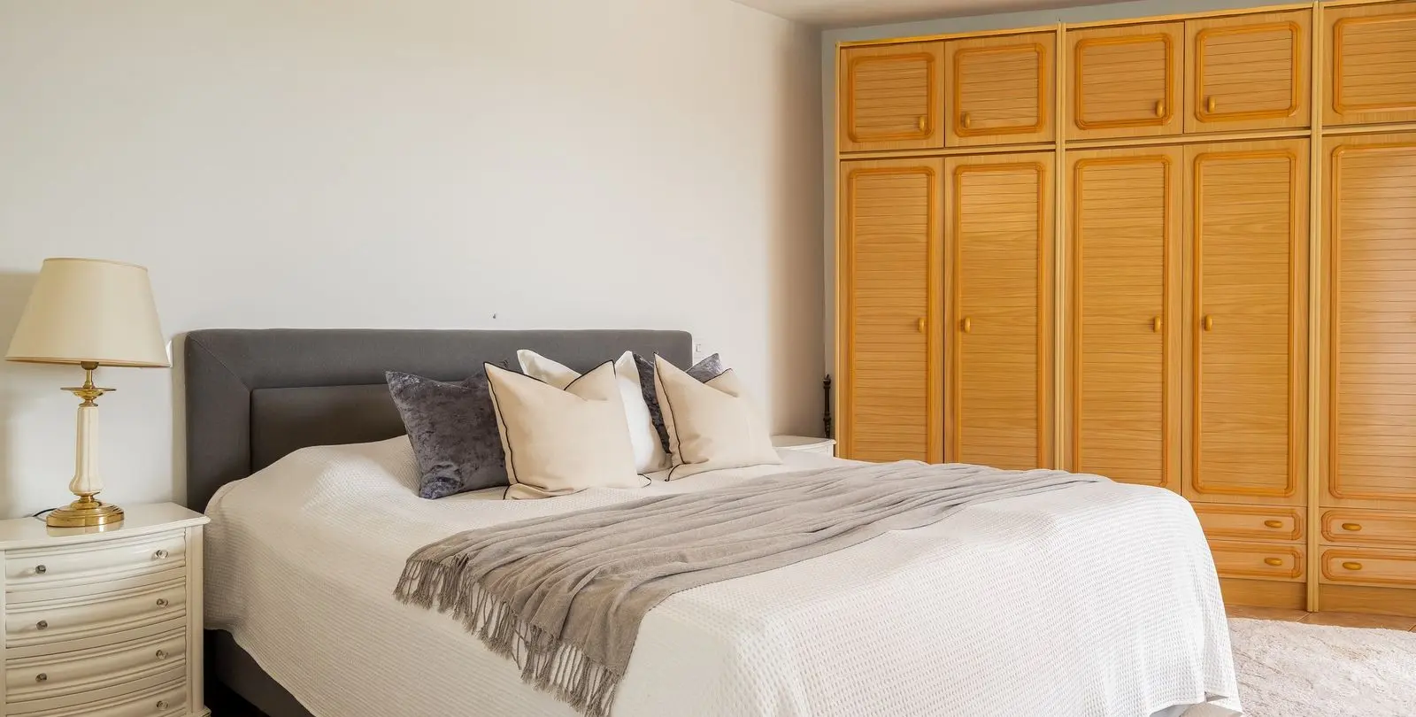 Venta de apartamento en planta media en Estepona 10