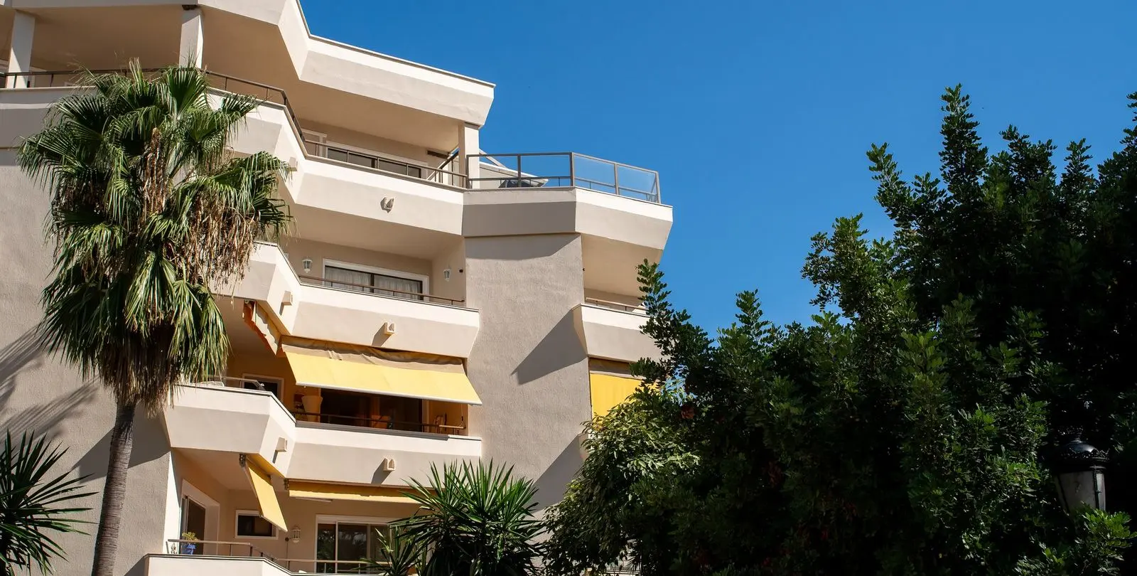 Venta de apartamento en planta media en Estepona 16
