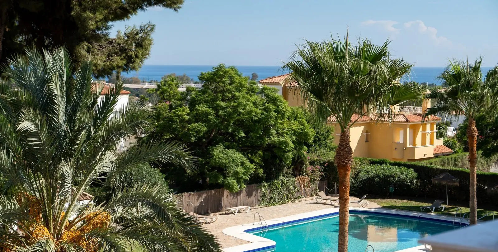Venta de apartamento en planta media en Estepona 17