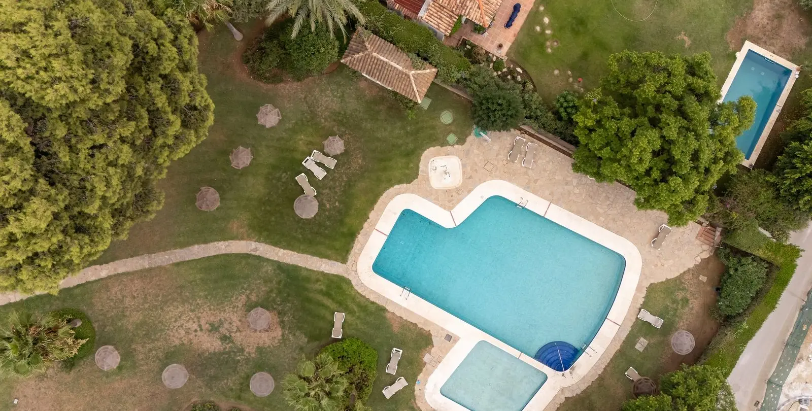 Venta de apartamento en planta media en Estepona 18
