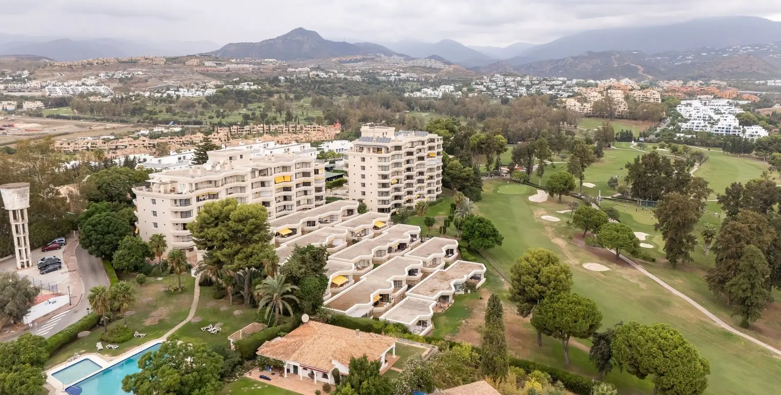 Venta de apartamento en planta media en Estepona 19