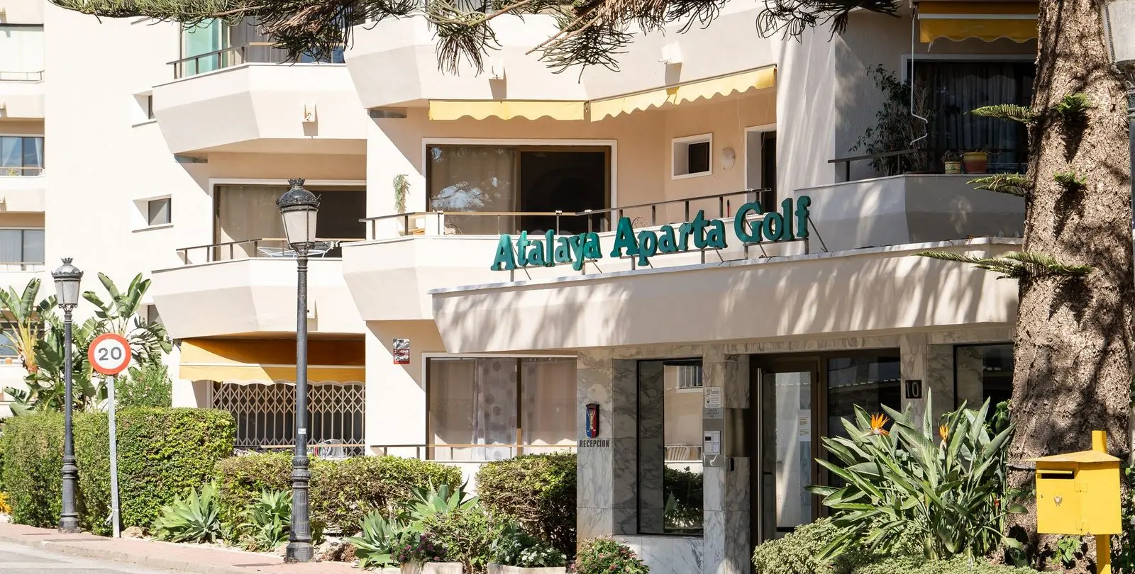 Venta de apartamento en planta media en Estepona 22