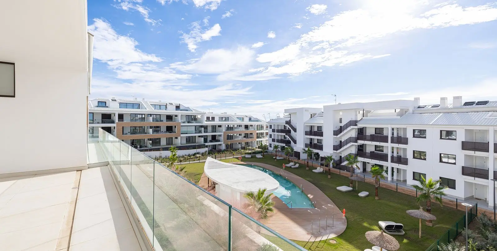 Venta de apartamento en planta media en Higueron 14