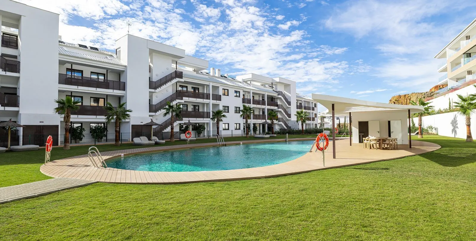 Venta de apartamento en planta media en Higueron 17