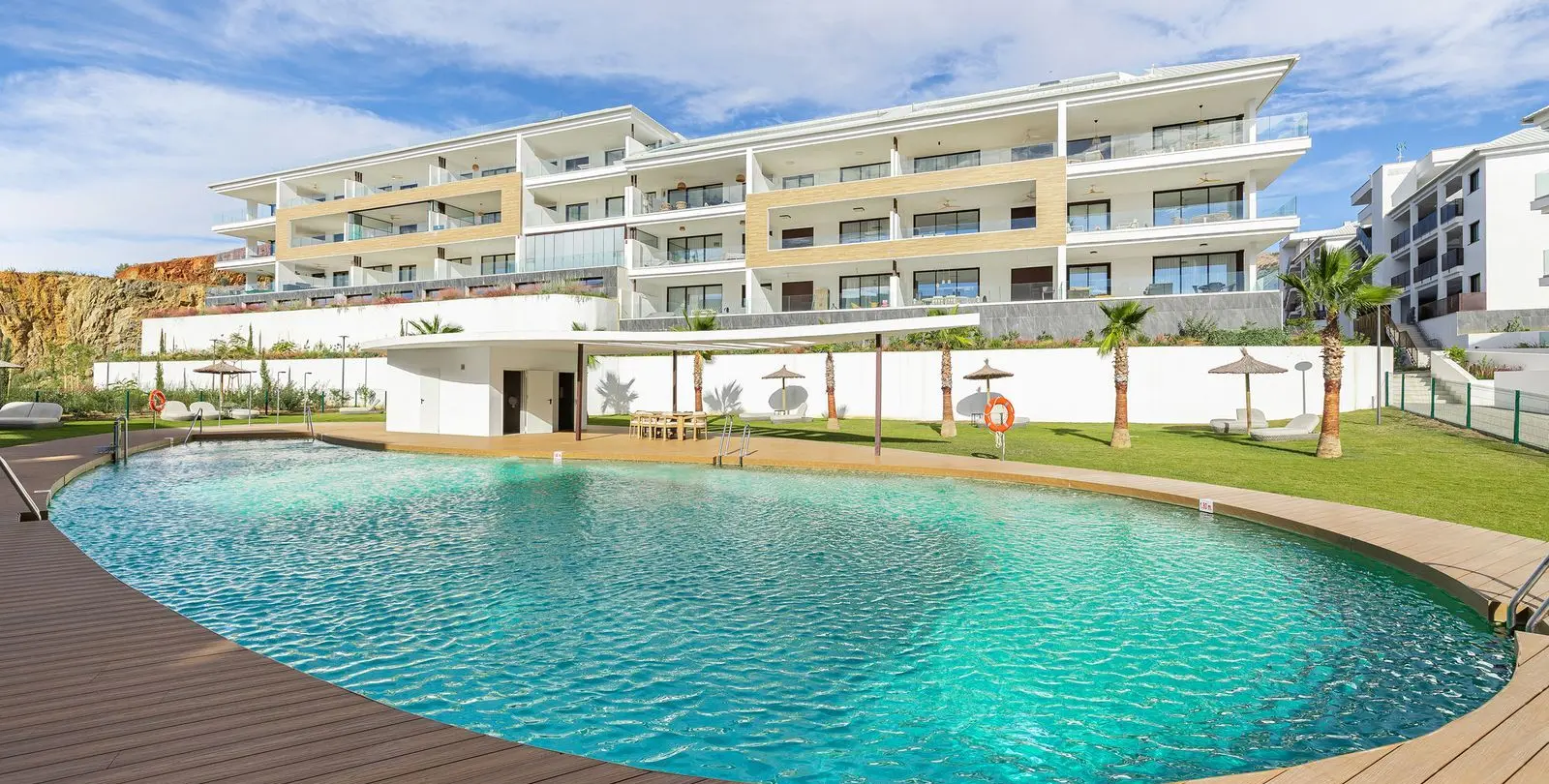 Venta de apartamento en planta media en Higueron 18