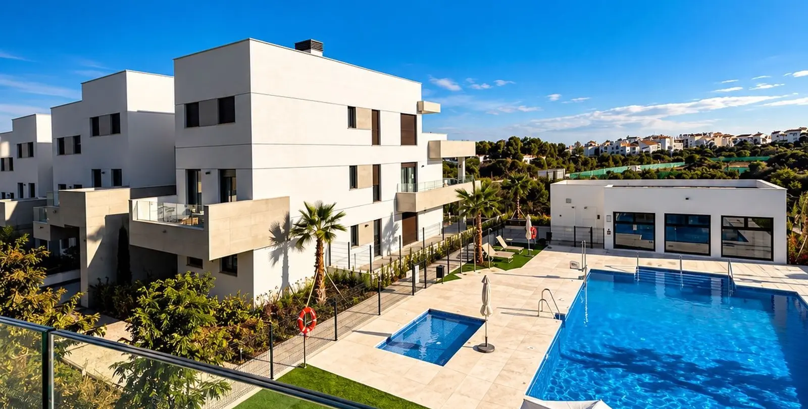 Venta de apartamento en planta media en Estepona 1