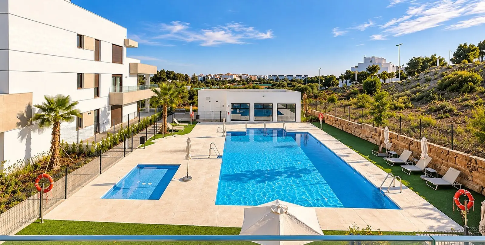 Venta de apartamento en planta media en Estepona 2