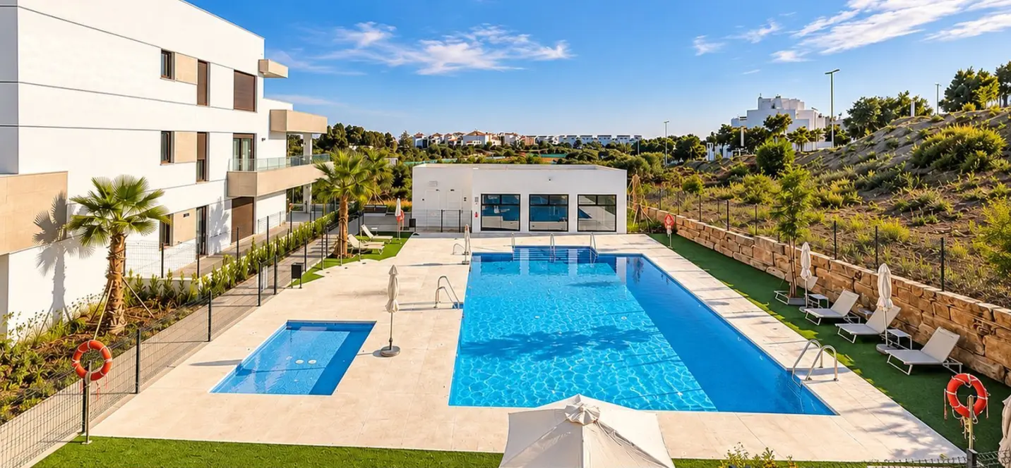 Venta de apartamento en planta media en Estepona 1