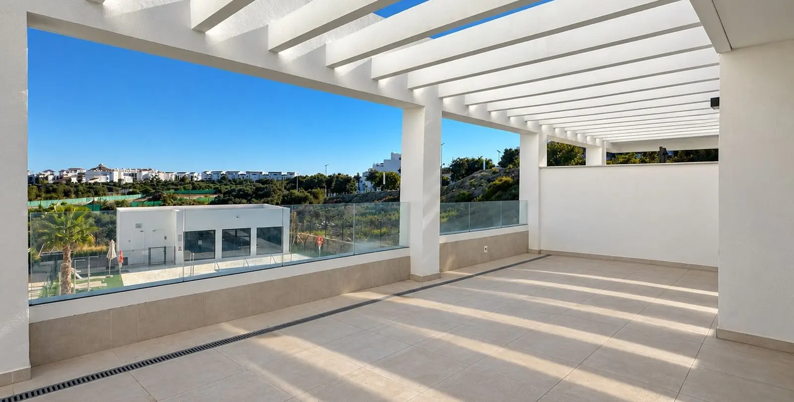 Venta de apartamento en planta media en Estepona 3