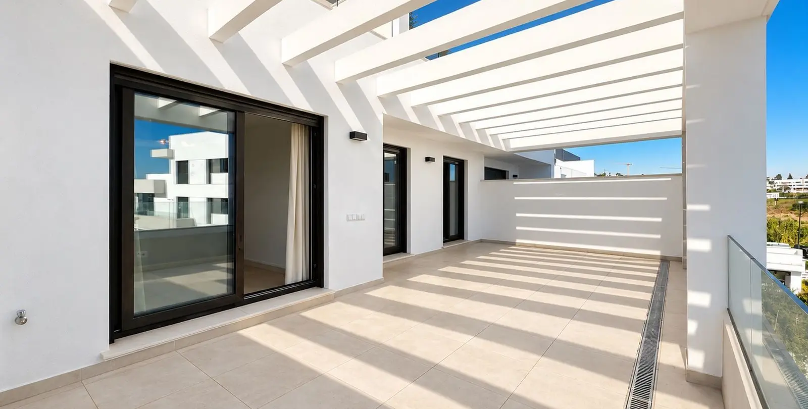 Venta de apartamento en planta media en Estepona 5