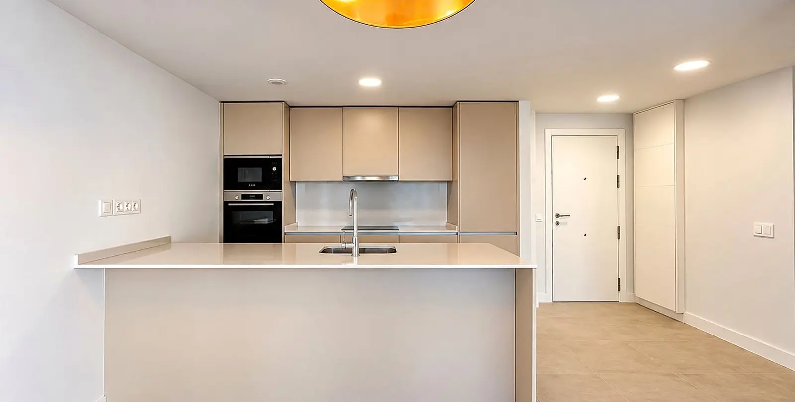 Venta de apartamento en planta media en Estepona 11