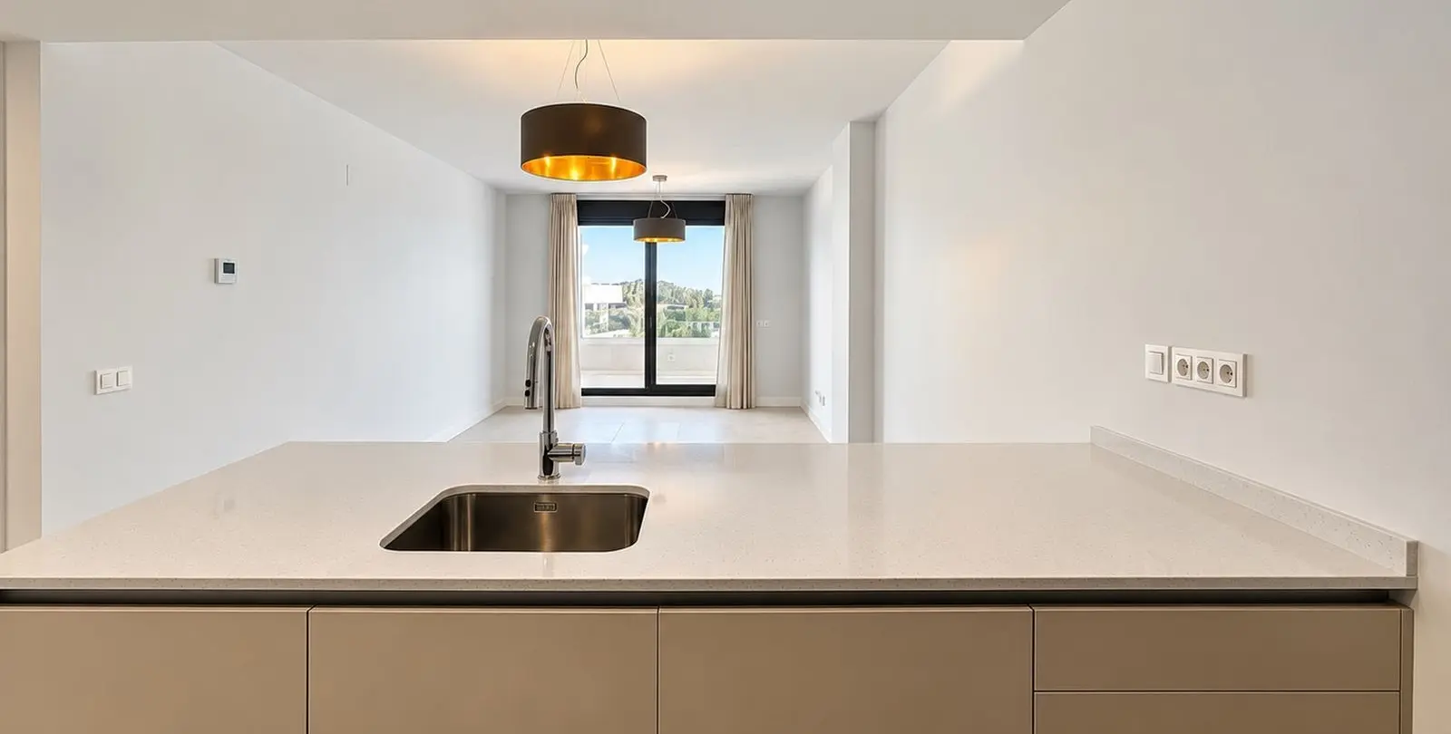 Venta de apartamento en planta media en Estepona 14