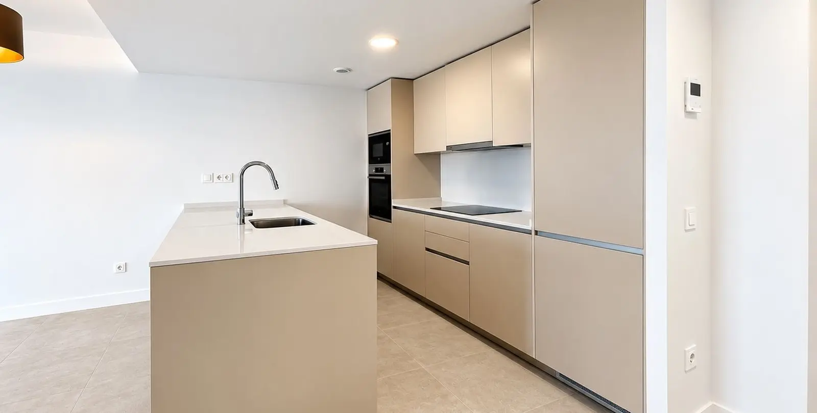 Venta de apartamento en planta media en Estepona 15
