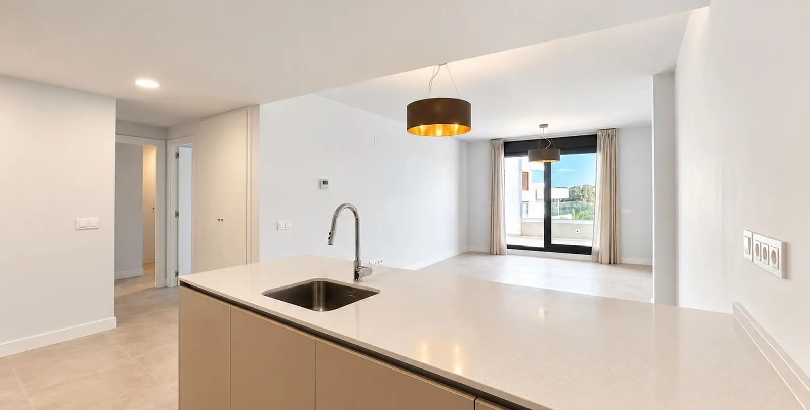 Venta de apartamento en planta media en Estepona 16