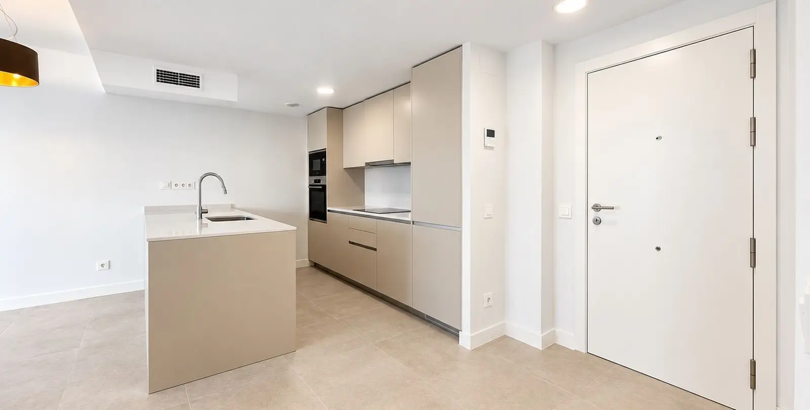 Venta de apartamento en planta media en Estepona 17