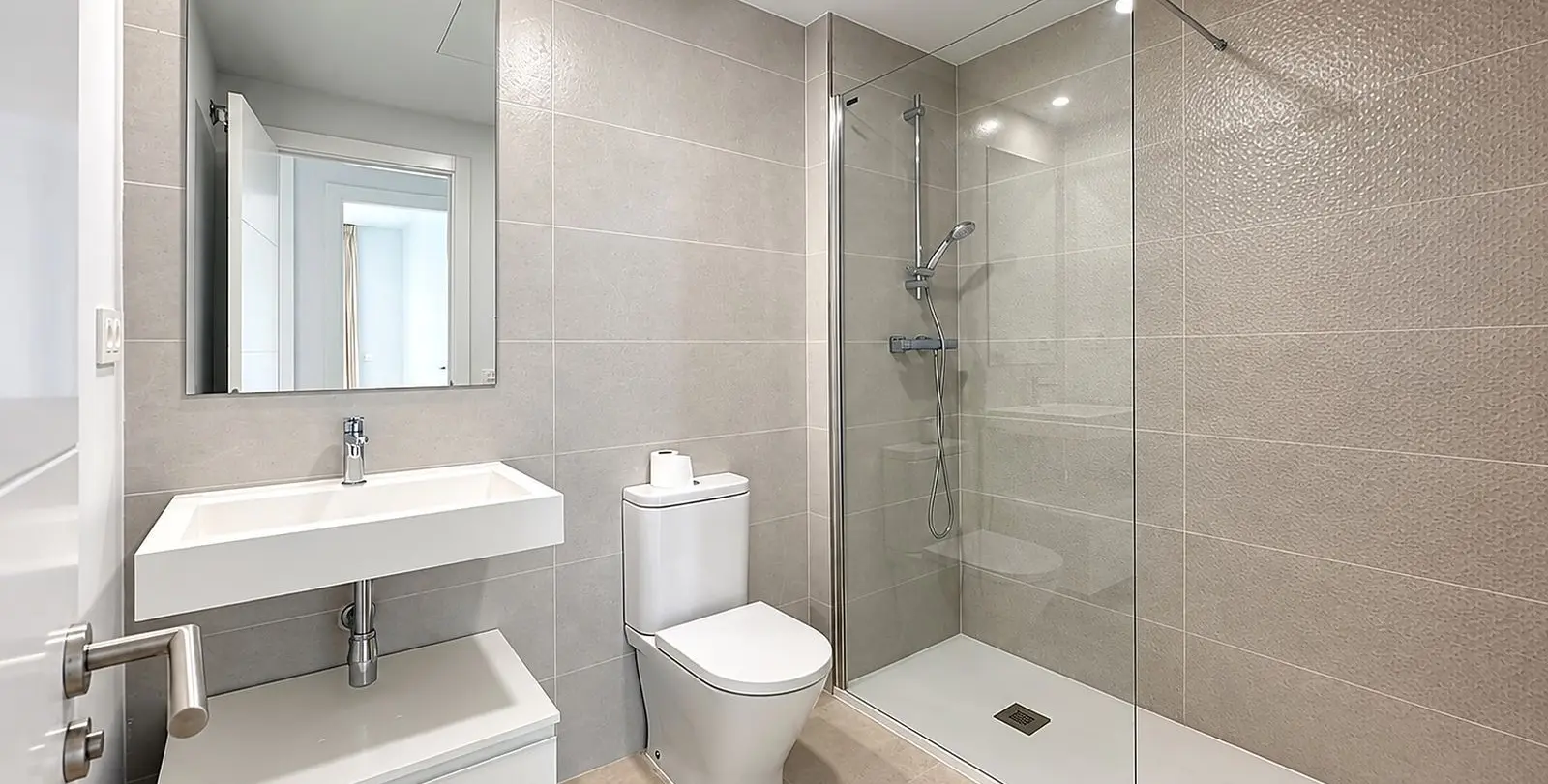 Venta de apartamento en planta media en Estepona 20
