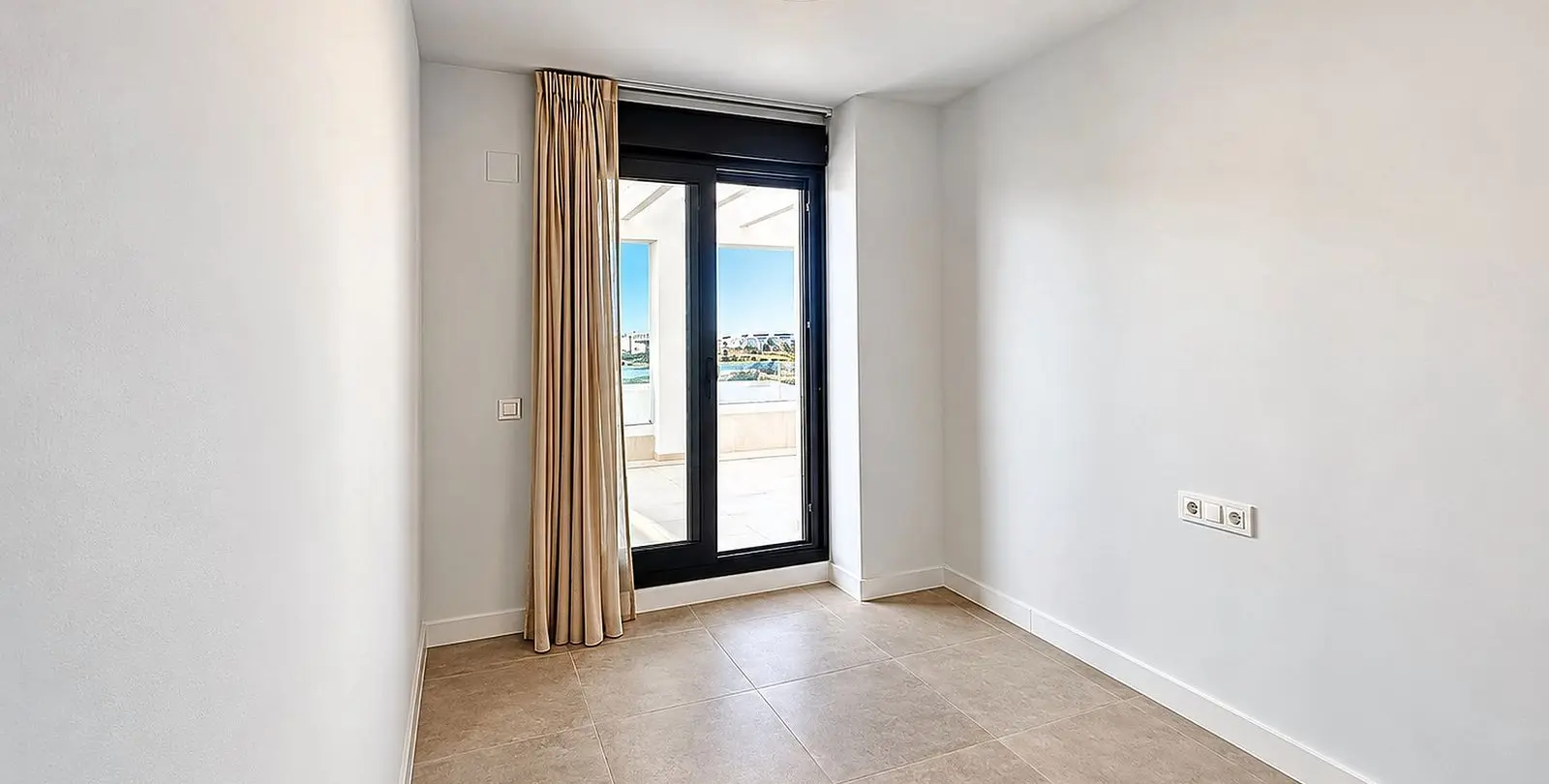 Venta de apartamento en planta media en Estepona 21