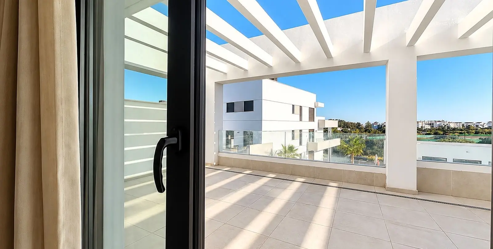 Venta de apartamento en planta media en Estepona 22