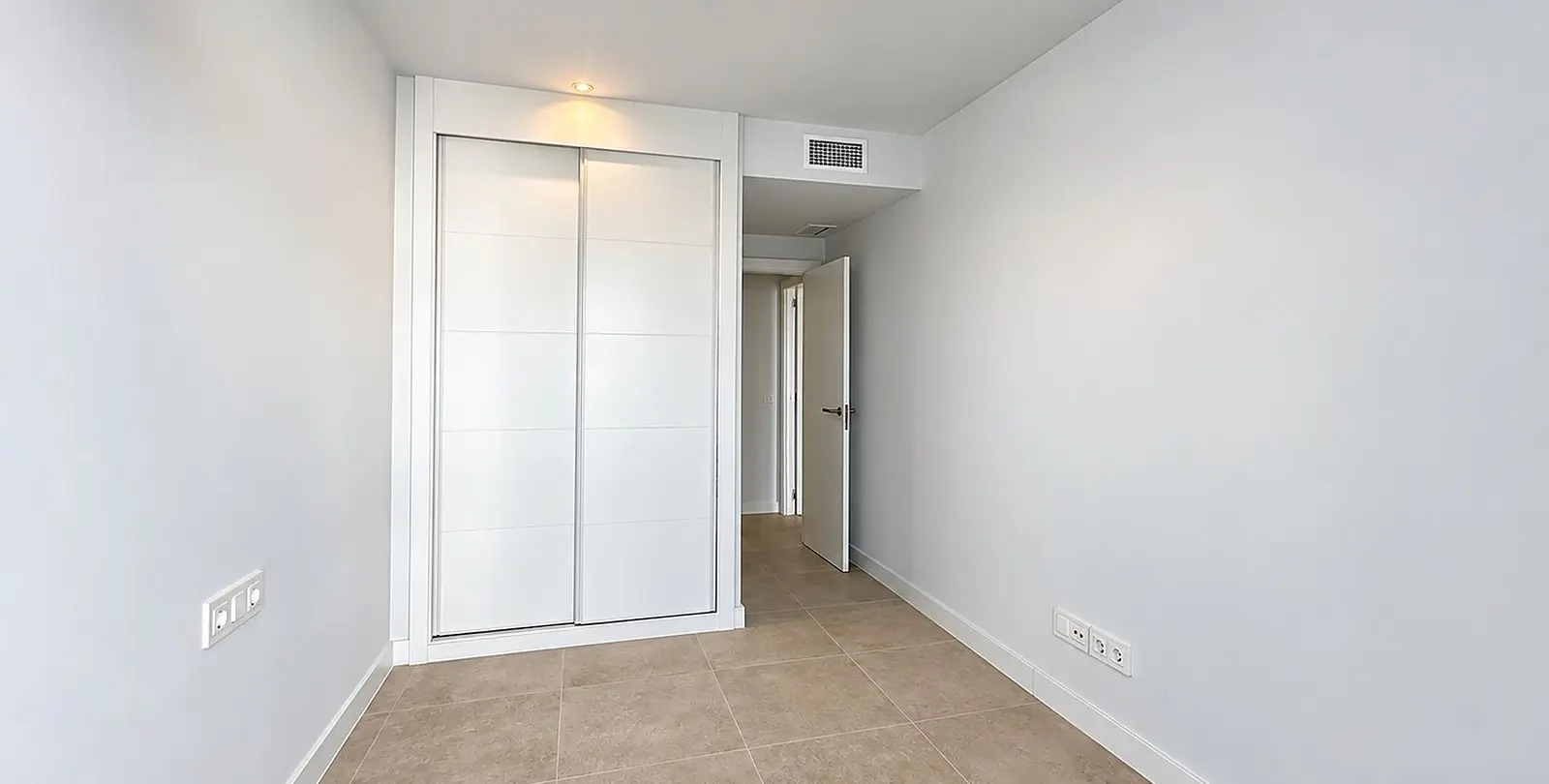Venta de apartamento en planta media en Estepona 23