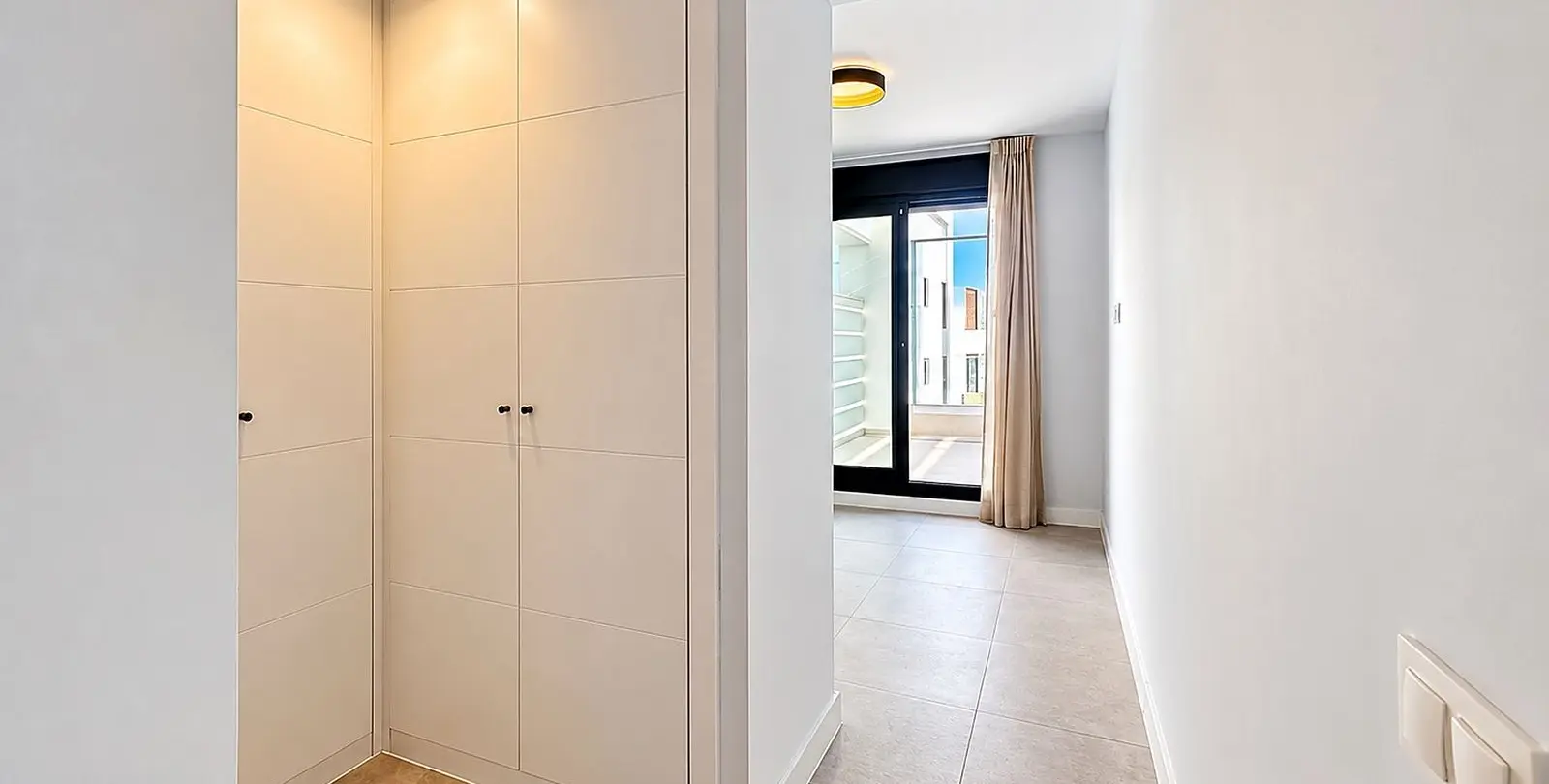 Venta de apartamento en planta media en Estepona 24