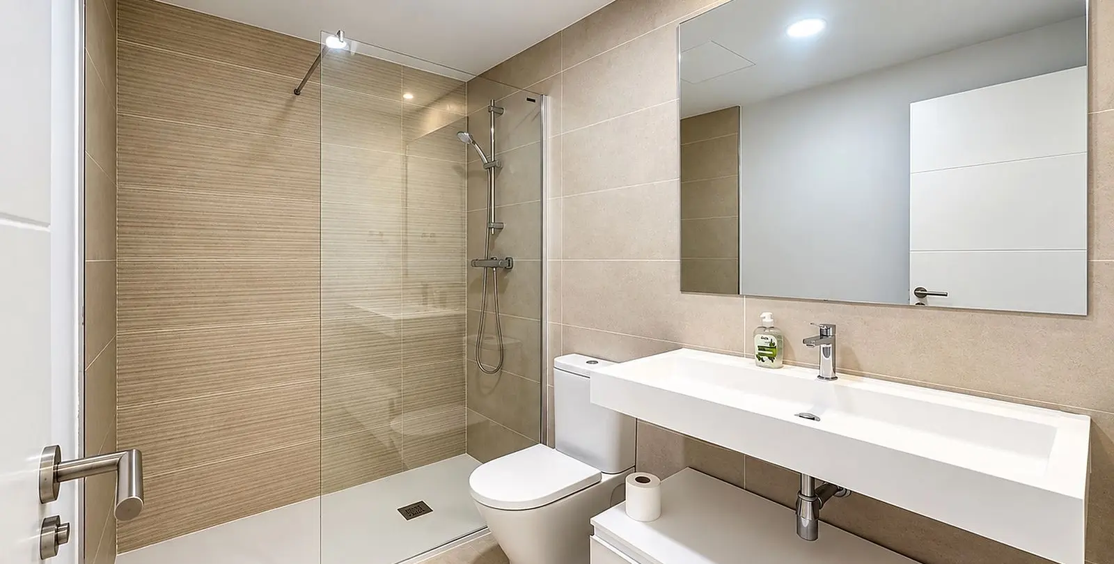 Venta de apartamento en planta media en Estepona 26