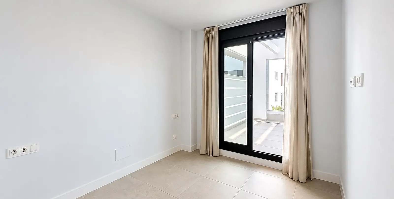 Venta de apartamento en planta media en Estepona 27