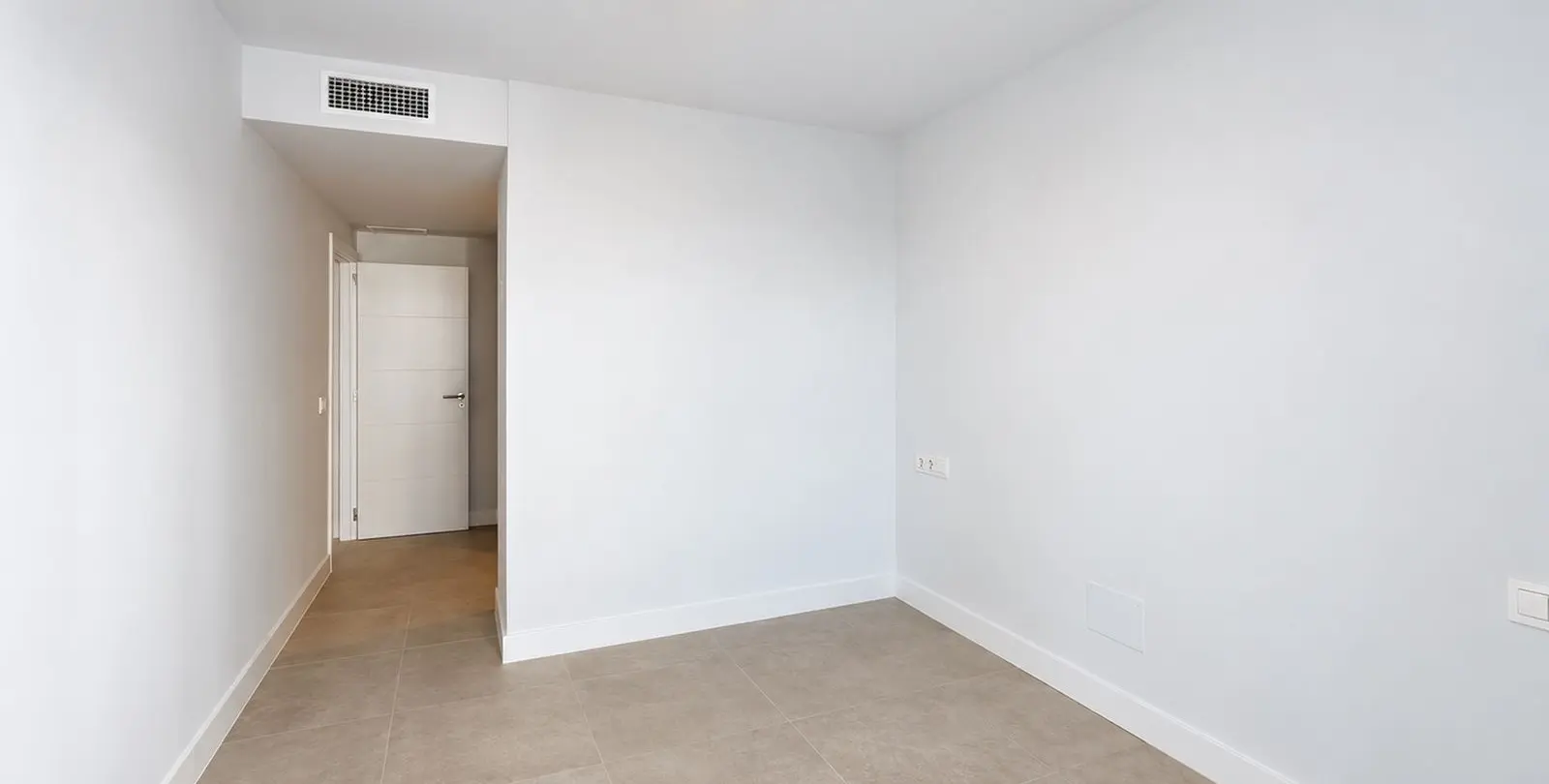 Venta de apartamento en planta media en Estepona 28
