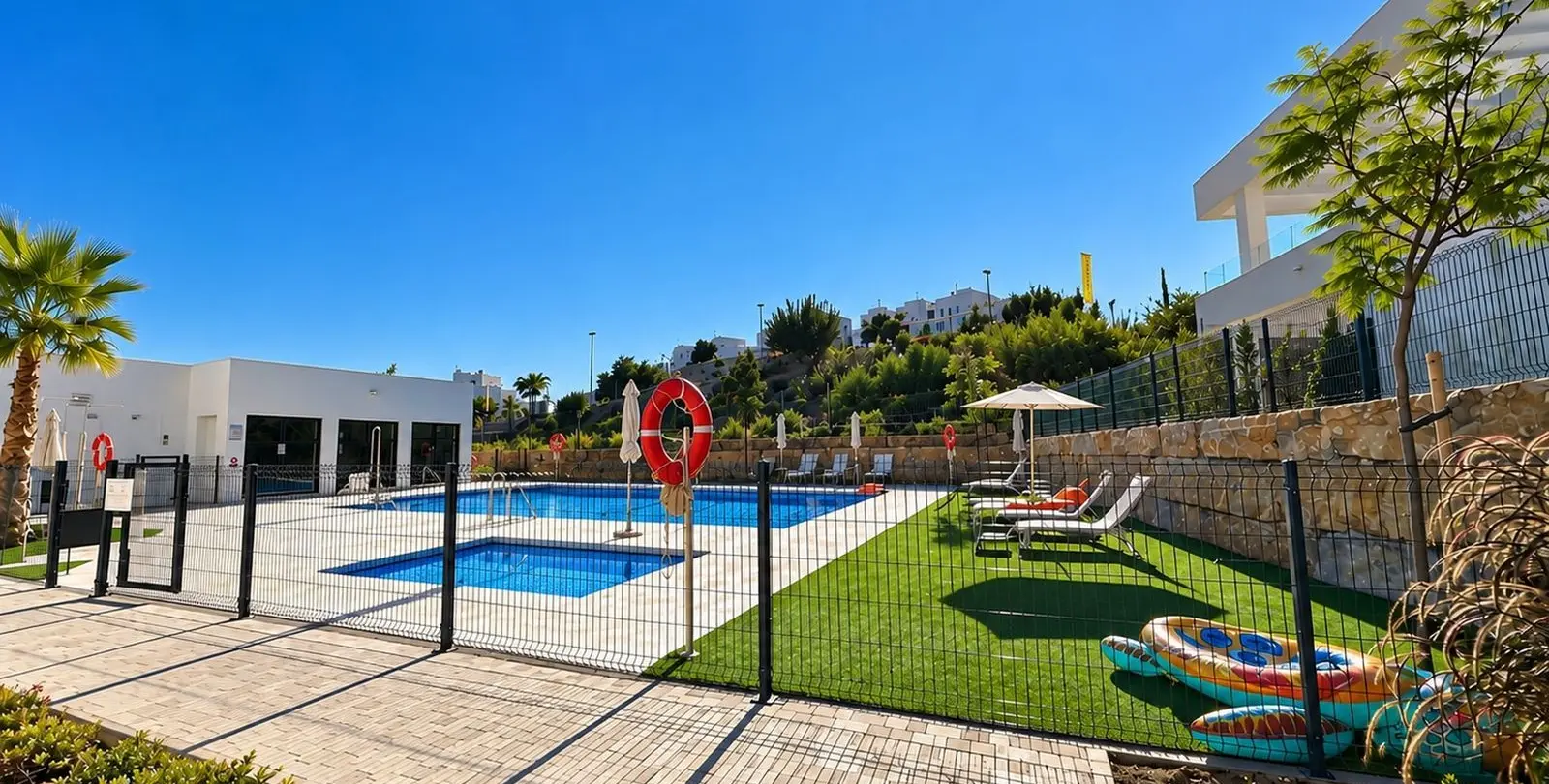 Venta de apartamento en planta media en Estepona 31