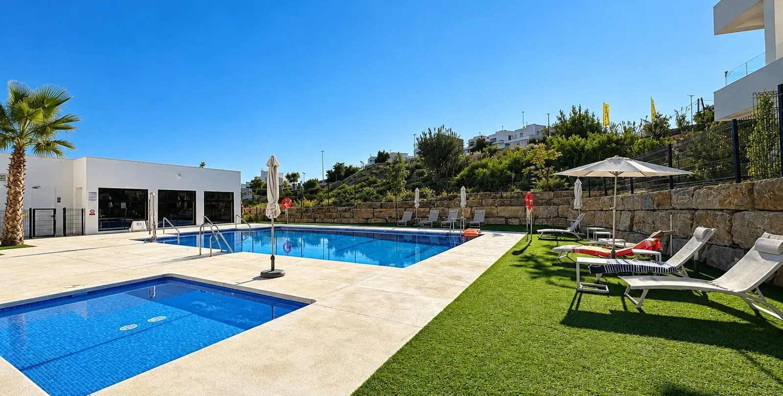 Venta de apartamento en planta media en Estepona 32