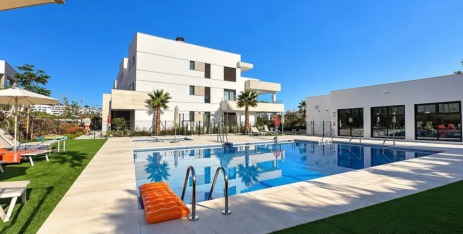 Venta de apartamento en planta media en Estepona 38