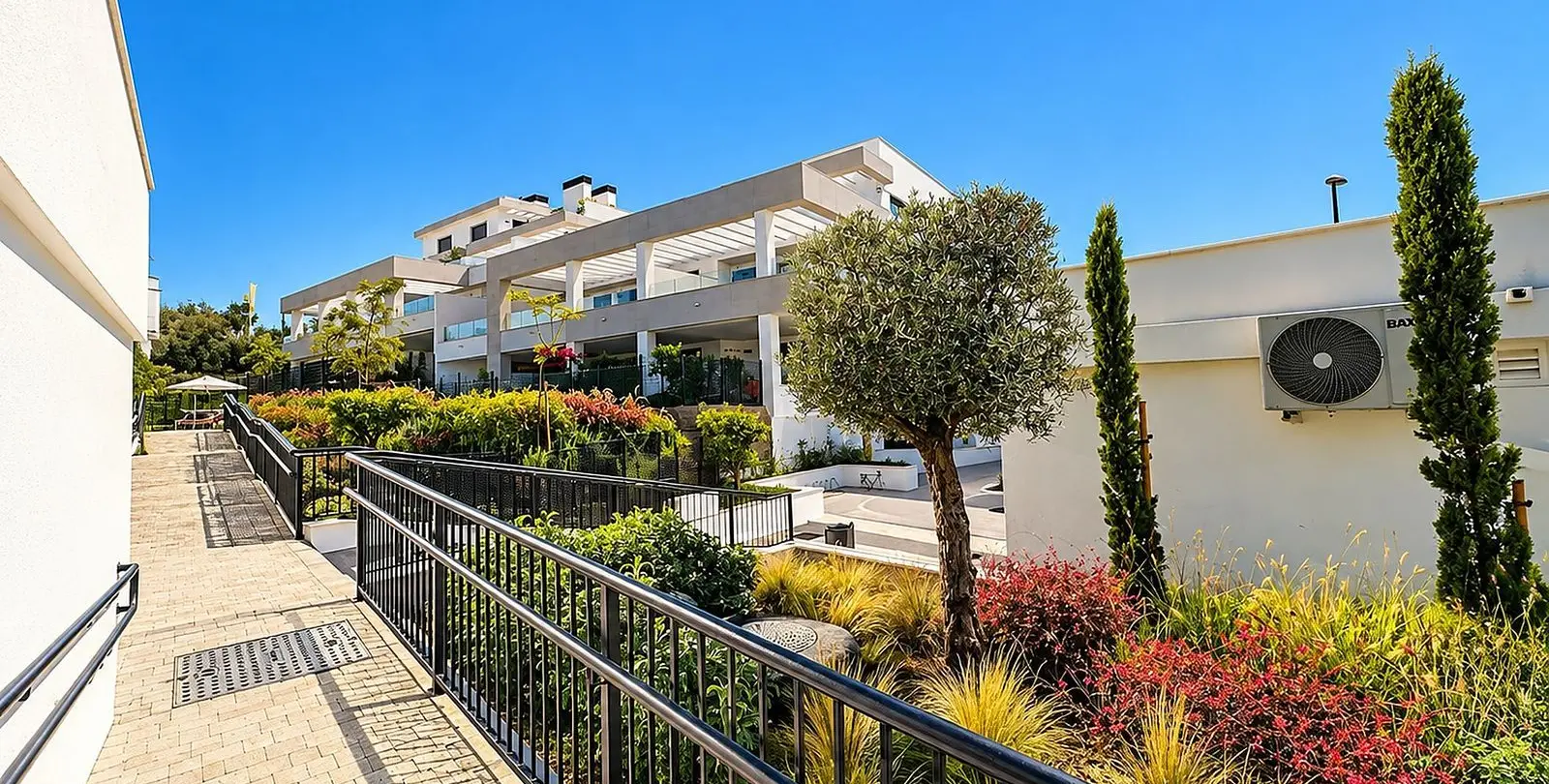 Venta de apartamento en planta media en Estepona 39
