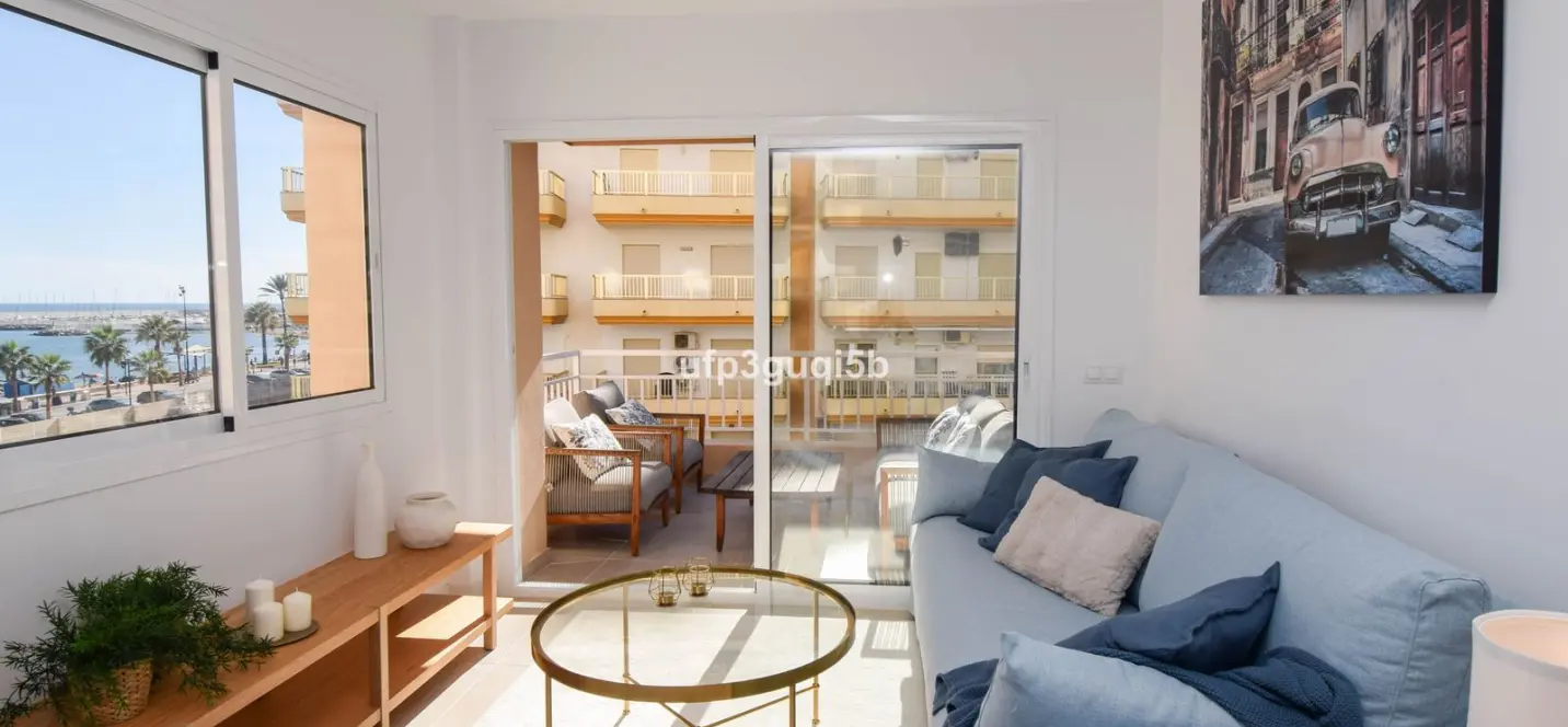 Venta de apartamento en planta media en Fuengirola 2