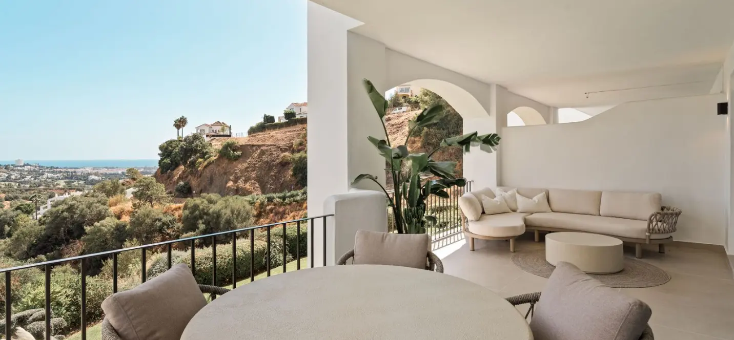 Venta de apartamento en planta media en Benahavís 0