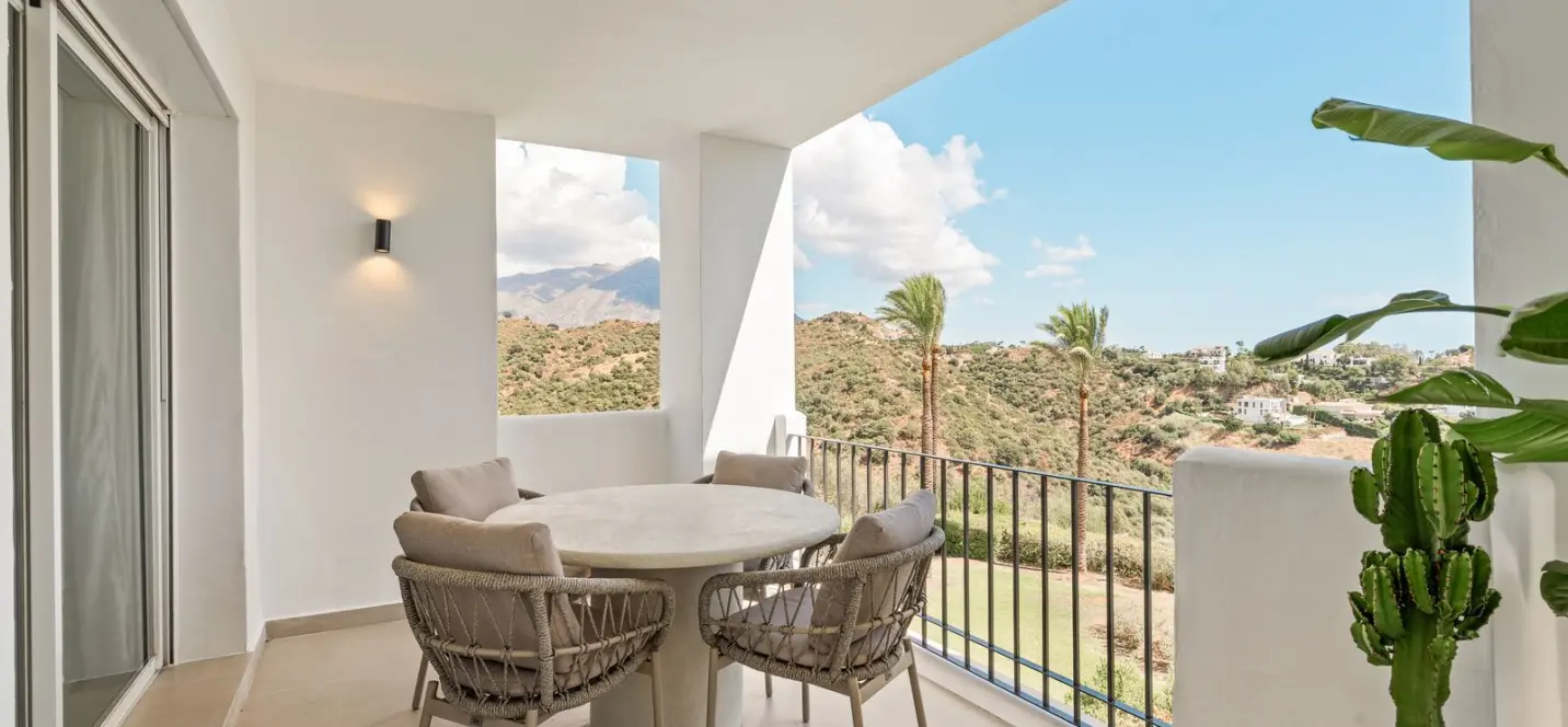 Venta de apartamento en planta media en Benahavís 2