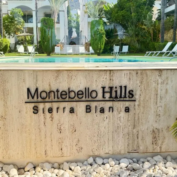 Venta de apartamento en planta media en Marbella