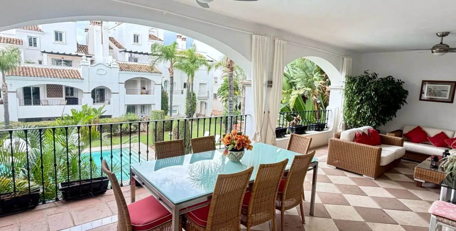 Venta de apartamento en planta media en Marbella 2