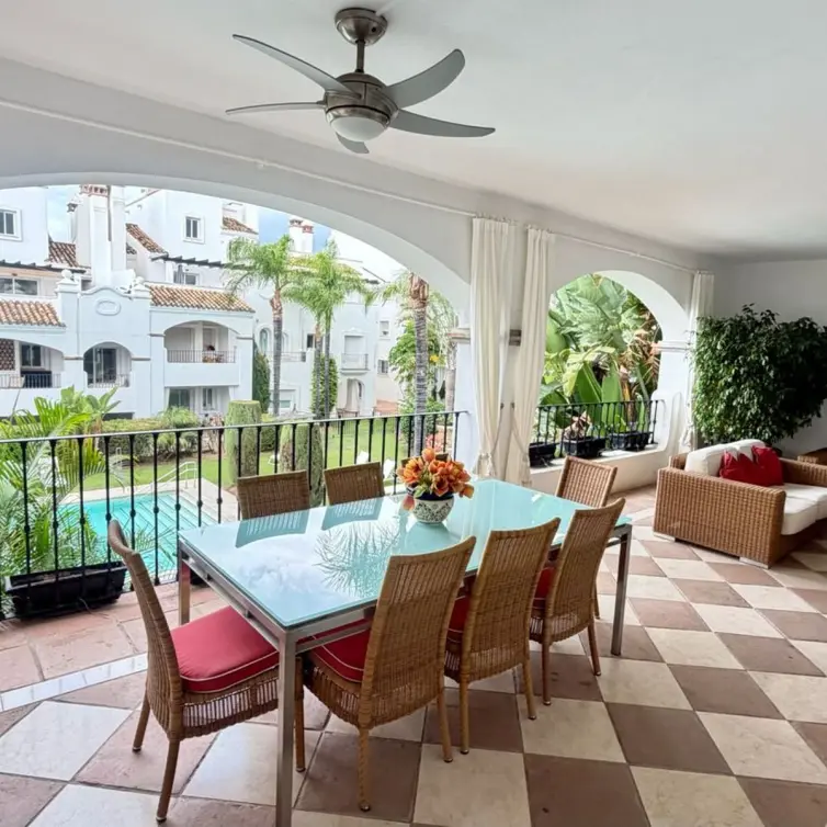 Venta de apartamento en planta media en Marbella