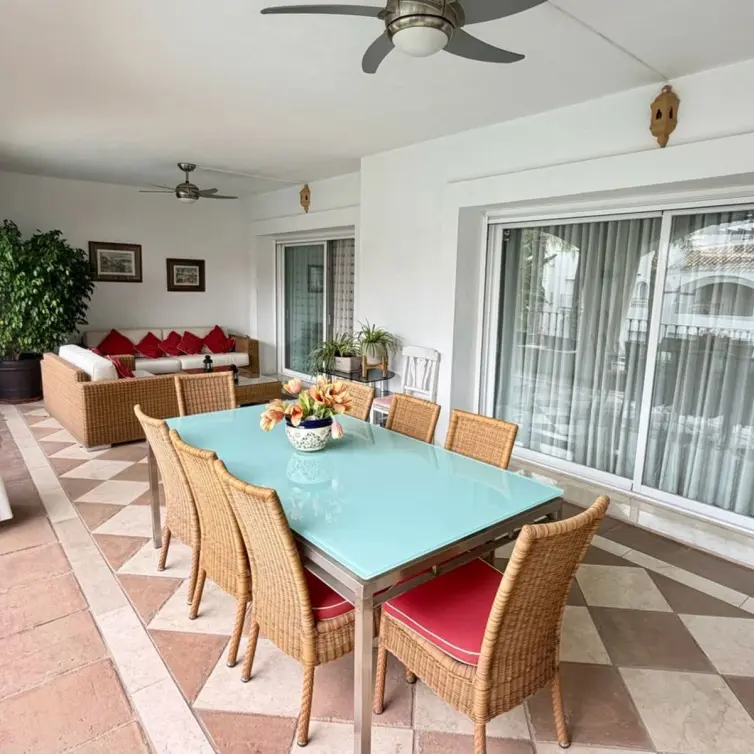 Venta de apartamento en planta media en Marbella