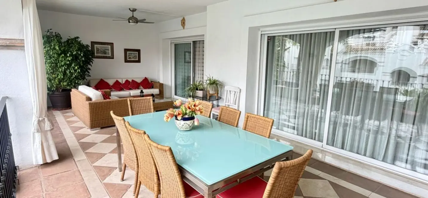 Venta de apartamento en planta media en Marbella 2