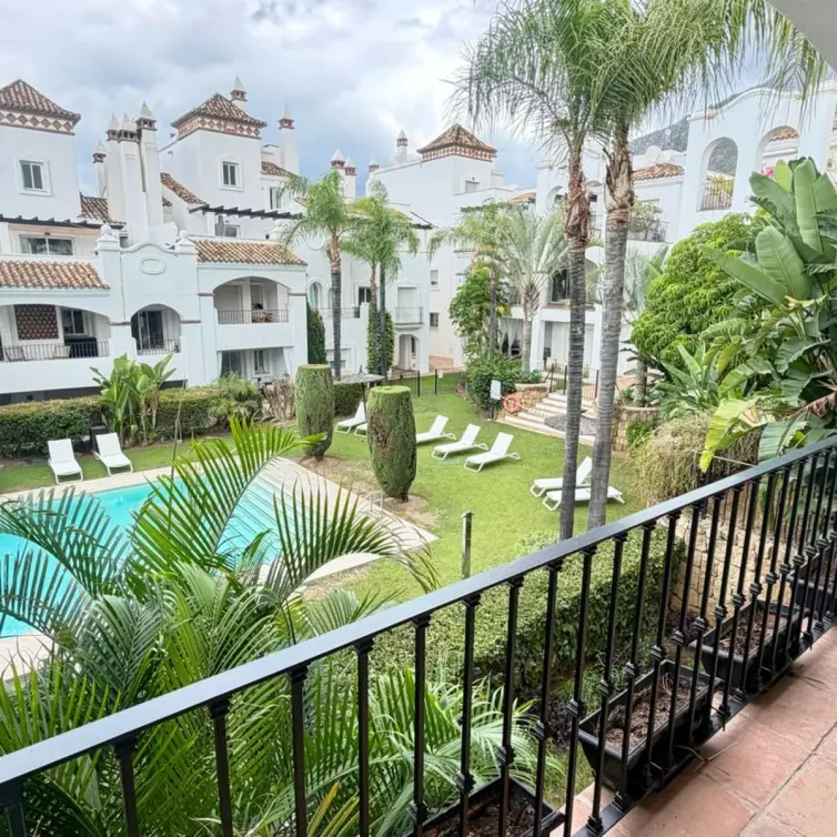 Venta de apartamento en planta media en Marbella