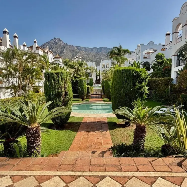 Venta de apartamento en planta media en Marbella