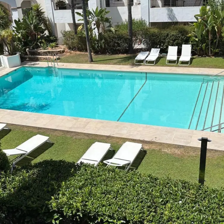 Venta de apartamento en planta media en Marbella