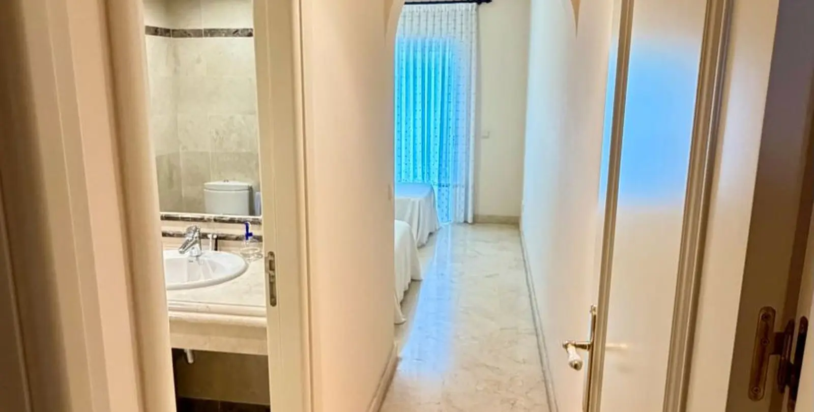 Venta de apartamento en planta media en Marbella 22