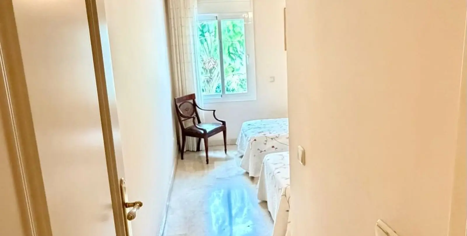 Venta de apartamento en planta media en Marbella 23