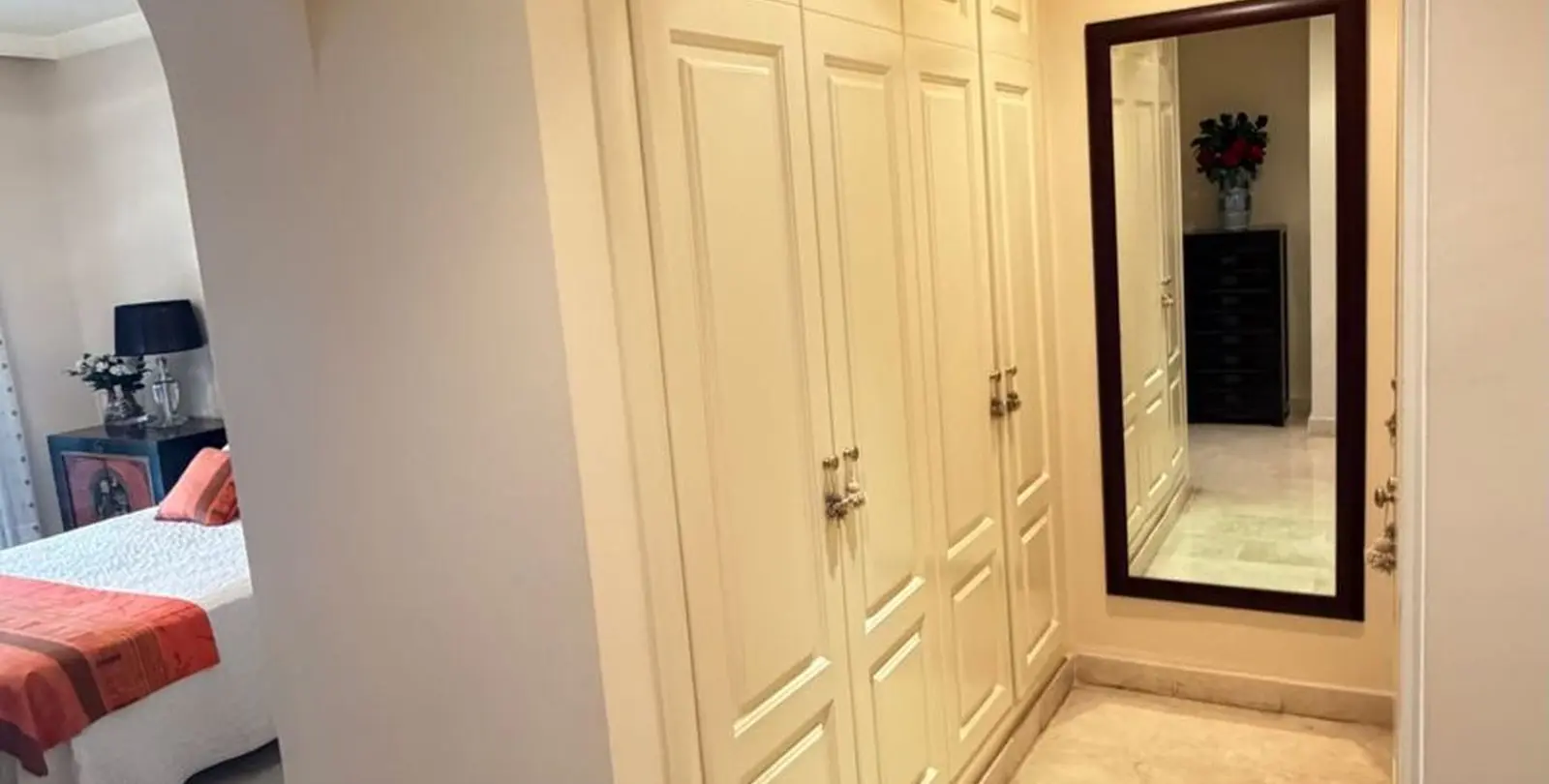 Venta de apartamento en planta media en Marbella 24