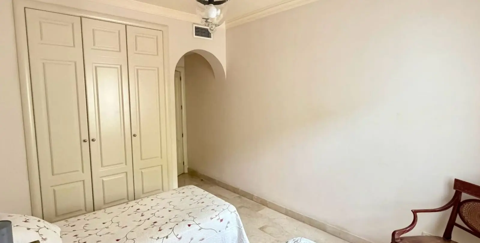 Venta de apartamento en planta media en Marbella 36
